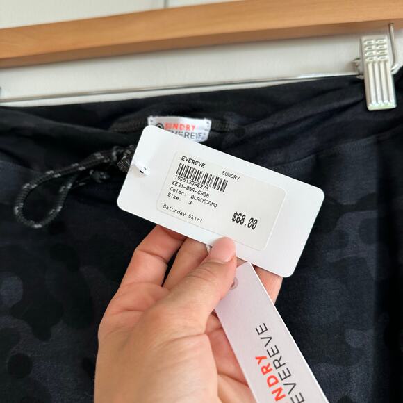 Sundry by Evereve Saturday Terry Cloth Skirt Black Camo L NWT - Picture 8 of 8